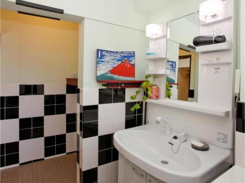 横滨Hostel Zen - Vacation STAY 91854v的一间带水槽和镜子的浴室