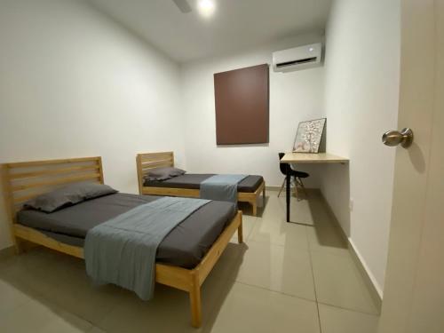 Bandar PenawarDesaru Happy Guest House E的配有两张床铺的带门和书桌的房间