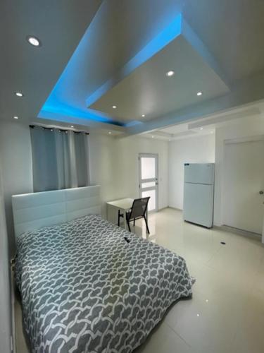 圣胡安1058 Modern Apt 7的一间卧室设有一张床和蓝色的天花板
