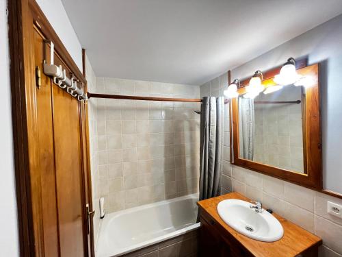 NahujaChalet à Nahuja的浴室配有盥洗盆、镜子和浴缸
