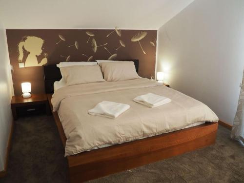 Popeşti-LeordeniCosy 3 bedroom house with pool的一间卧室配有一张大床和两条毛巾