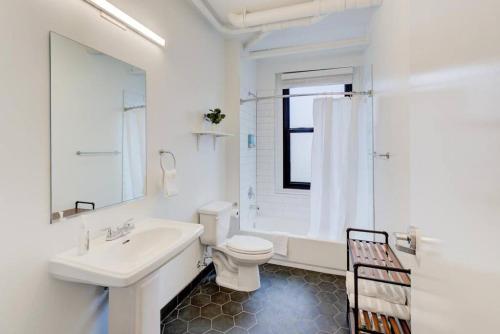 孟菲斯Historic Place in Downtown的白色的浴室设有水槽和卫生间。