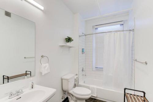 孟菲斯Modern Apartment in Historic Shell的白色的浴室设有卫生间和水槽。
