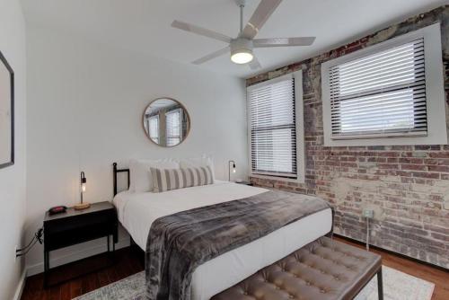 孟菲斯Handsomely Historic Place的一间卧室设有一张床和砖墙