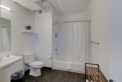 孟菲斯Handsomely Historic Place的浴室配有卫生间、淋浴和盥洗盆。
