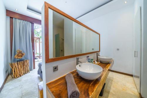 勒吉安塞米亚克安玛别墅的一间带两个盥洗盆和大镜子的浴室