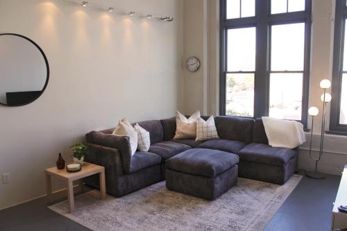 盐湖城NEW! Lavish Studio Loft in Central Downtown SLC的客厅配有蓝色的沙发和桌子
