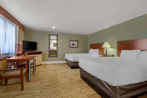 卡纳布红山贝斯特韦斯特酒店的酒店客房设有两张床和电视。