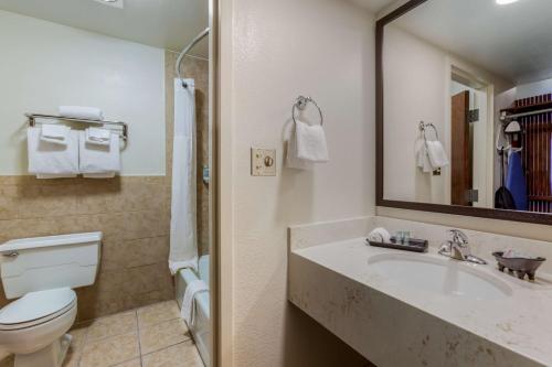 卡纳布红山贝斯特韦斯特酒店的一间带水槽、卫生间和镜子的浴室