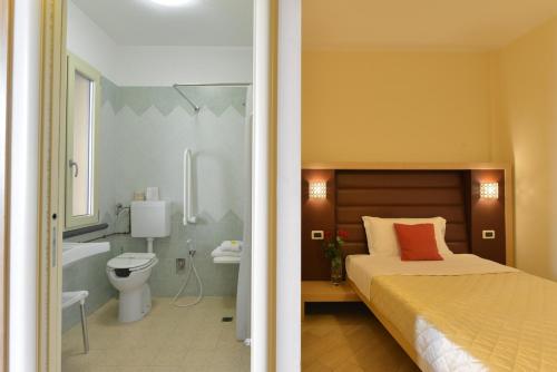 罗西尼亚诺－索尔瓦伊Hotel Rosignano的一间卧室配有一张床,浴室设有浴缸