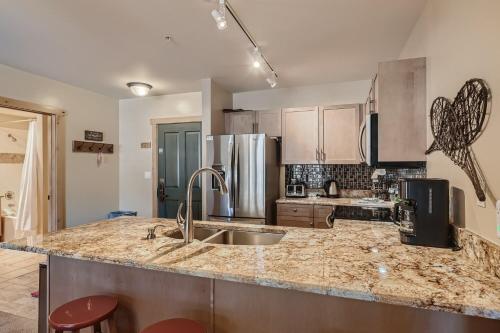 铜山Copper Springs 320 condo的厨房配有水槽和台面