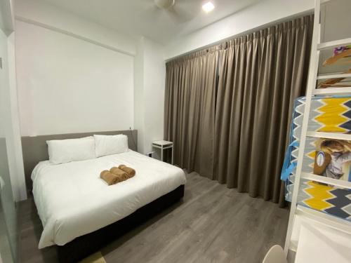 云顶高原4-7 Pax Genting View Resort Kempas Residence -Free Wifi, Netflix And Free Parking的一间卧室,配有一张带两个泰迪熊的床