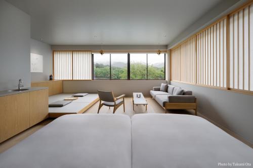 奈良MIROKU NARA by THE SHARE HOTELS的一间卧室设有一张床和一间客厅。