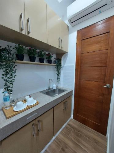 安吉利斯Regal425 Condotel的一个带水槽和木门的厨房