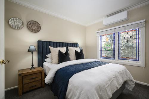 布赖特Bright 29的一间卧室设有一张大床和一个窗户。