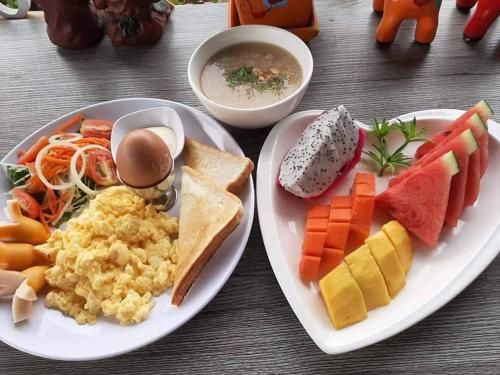 考索K.K. Park Resort的一张桌子,上面放着两盘食物,包括鸡蛋和蔬菜