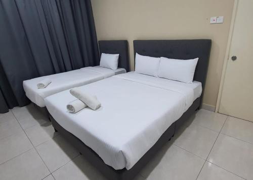 吉隆坡Pusat Belia Antarabangsa的两张睡床彼此相邻,位于一个房间里