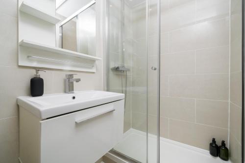 伦敦Your Own House, 2 Bedr, 3 Beds, 2,5 Bath, Covent Gdn的白色的浴室设有水槽和淋浴。