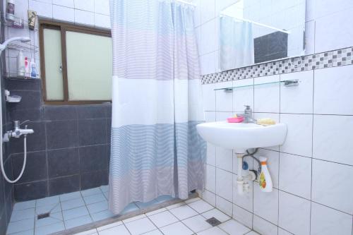 台南好南人-台南 雙人套房的一间带水槽和淋浴的浴室