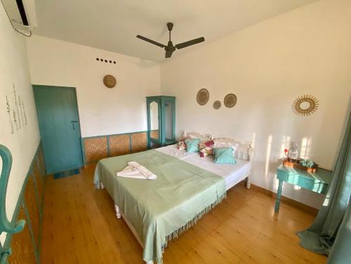 瓦尔卡拉Petit Ana Beach Retreat的一间卧室设有一张床和天花板