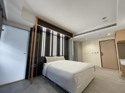 台中市雀客旅馆台中青海的一间卧室设有一张大床和一个大窗户