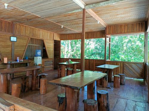 MasohiSing Key Beach的小屋内带木桌和凳子的房间