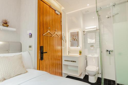 新加坡D'Nova Hotel Bugis的一间带一张床、淋浴和卫生间的浴室