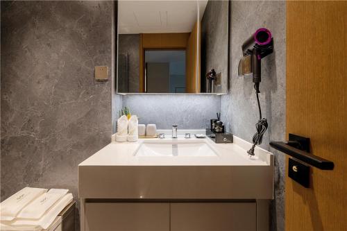 成都成都D10天府·恺亚公馆的浴室设有白色水槽和镜子