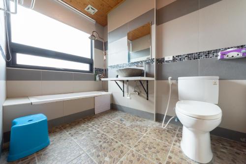 恒春古城洛可可旅店的一间带卫生间、水槽和窗户的浴室