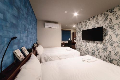 东京No, 2 Taniji Building - Vacation STAY 91347v的酒店客房设有两张床和一台平面电视。