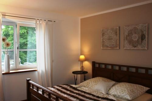 基姆湖畔普林Ferienwohnung am Herrnberg的一间卧室设有一张床和一个窗口