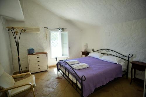 马尔萨拉Kite Hostel Stagnone的卧室配有床、椅子和窗户。