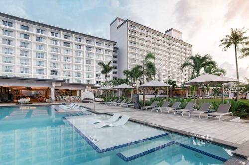 塔穆宁关岛皇冠假日度假酒店的从游泳池可欣赏到酒店景色