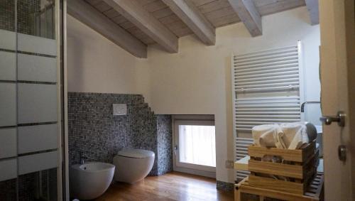曼托瓦Residenze Umberto I的一间带浴缸和卫生间的浴室。