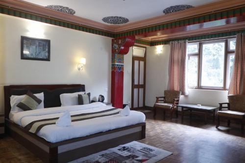 甘托克Hotel De Villa Gangtok的一间卧室,卧室内配有一张大床