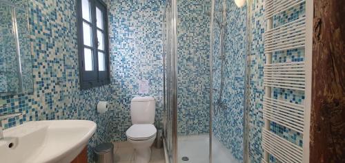 尼科西亚Phaedrus Living: Cozy Down Town House Aischylou的浴室配有卫生间、盥洗盆和淋浴。