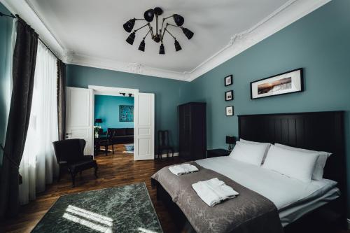 里加Sherlock Apartments的一间卧室设有一张床和蓝色的墙壁