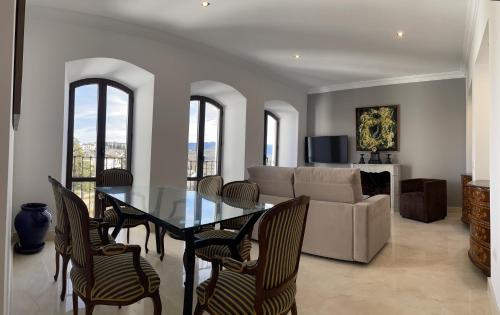 隆达Apartamentos Casa-Palacio Santa Pola的客厅配有桌椅和沙发