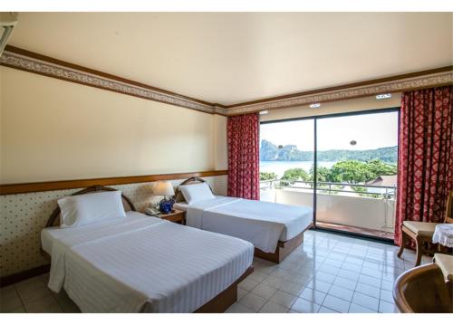 皮皮岛Phi Phi Hotel的酒店客房设有两张床和大窗户。