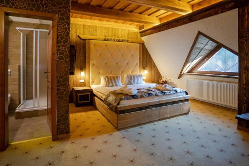 利托斯基简斯特拉尚夫卡让斯卡考利巴酒店的一间带一张大床的卧室,位于带窗户的房间内