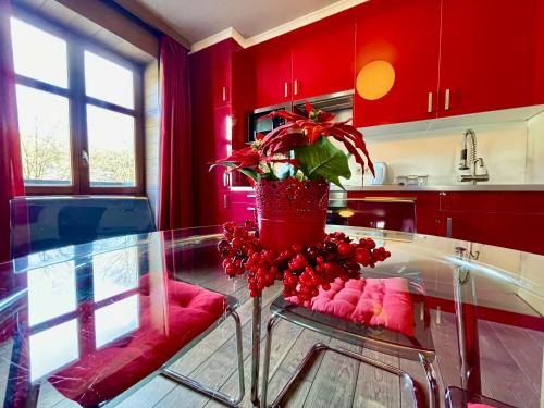 马尔梅迪City Apartments by Malmedreams的一间厨房,配有红色橱柜和玻璃桌