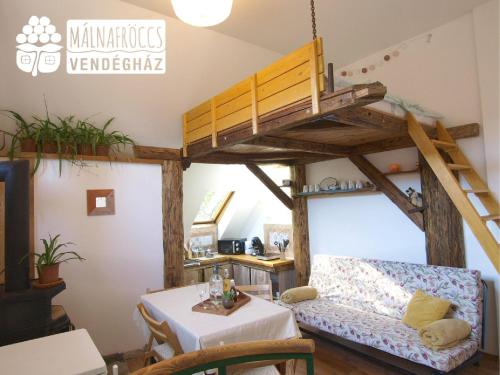 大毛罗什Málnafröccs Vendégház Nagymaros的客房设有一张高架床、一张沙发和一张桌子