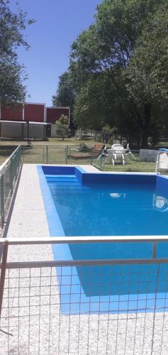 吉亚迪诺镇Del Carmen的蓝色的游泳池四周设有围栏