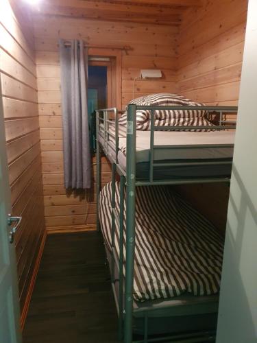 VigraVestavind hytter og rom AS的小屋内带两张双层床的客房