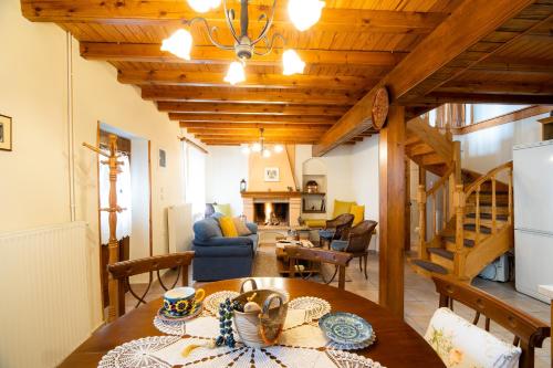波尔塔里亚Chrysanthe [ Portaria ] Traditional Pelion House的客厅设有木制天花板和桌子