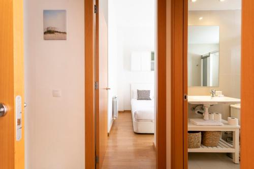 巴塞罗那AB North Barcelona Apartments的一间带水槽和镜子的浴室