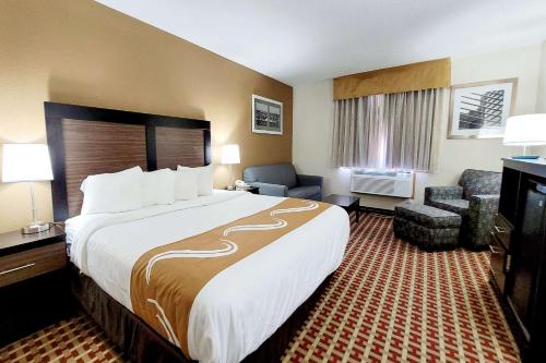 马里恩马里昂品质酒店的酒店客房带一张大床和一把椅子