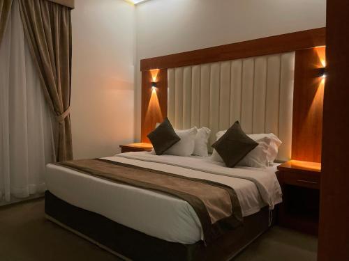 吉达Staytion Express Orjwan Lebanon的卧室配有一张带白色床单和枕头的大床。