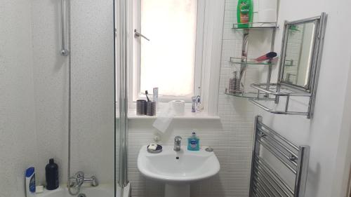 曼彻斯特Double Bedroom In Withington, M20. 1 DB Bed, RM 1的白色的浴室设有水槽和窗户。