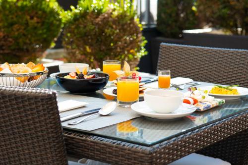 卡尔达斯达·赖尼亚萨那银海岸酒店的桌上放着食物和橙汁